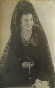 Antoñita, de mantilla, en el año 1941. Foto de Javier.
