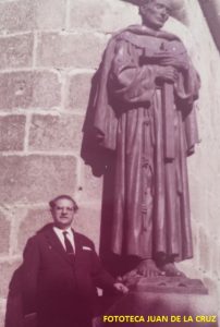 Junto a la estatua de San Pedro de Alcántara, obra de su gran amigo Enrique Pérez Comendador
