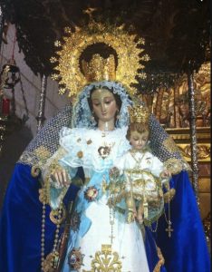 La Virgen del Rosario, patrona de Alcuéscar, tiene un orgullo bien fundado....