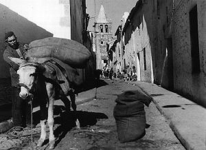 Carbonero en la calle Caleros. Javier. 1960
