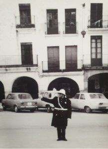 Miguel Blázquez Cercas dirigiendo el tráfico. (años 60)